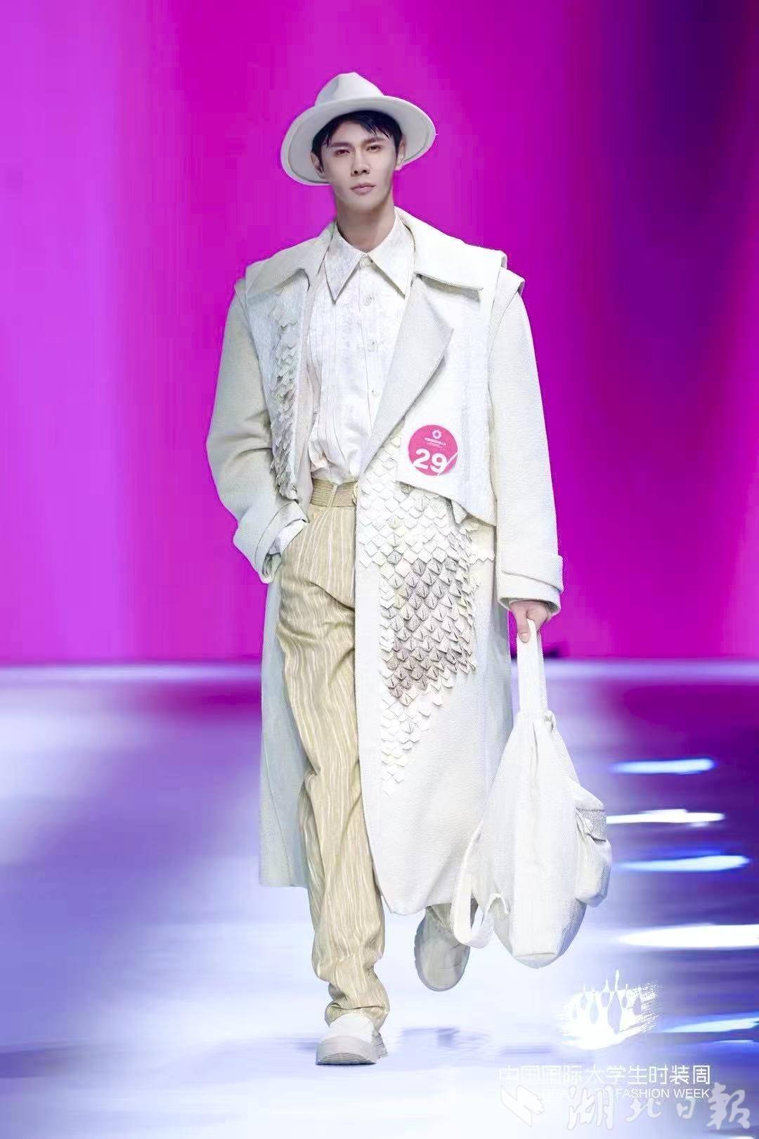 作品“渔织衣韵”。