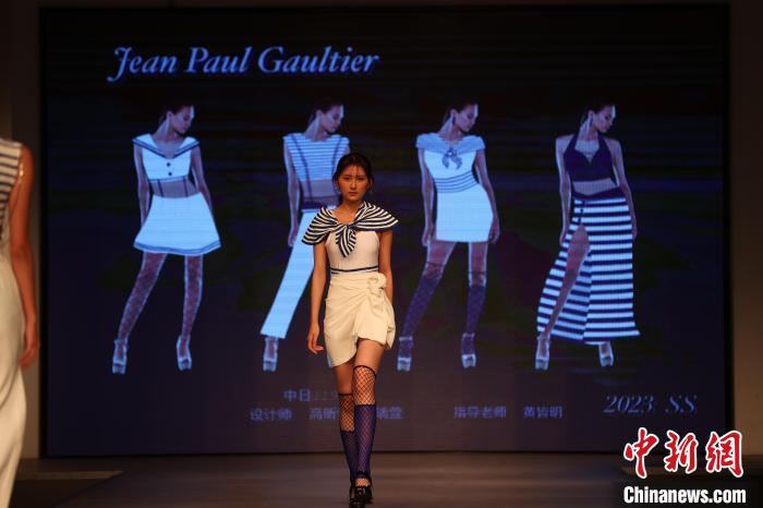 T台秀展示员工毕业设计作品 张畅 摄