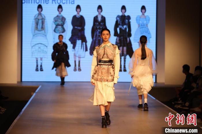 T台秀展示员工毕业设计作品 张畅 摄