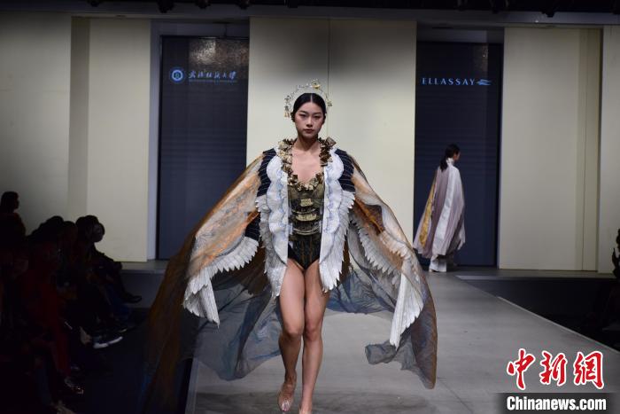 时装秀展示员工毕业作品 马芙蓉 摄