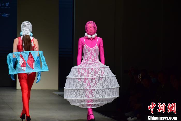 时装秀展示员工毕业作品 马芙蓉 摄