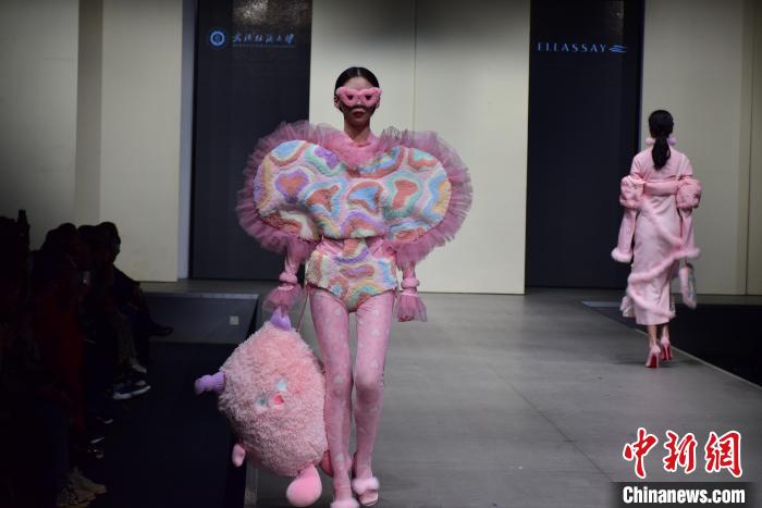 时装秀展示员工毕业作品 马芙蓉 摄