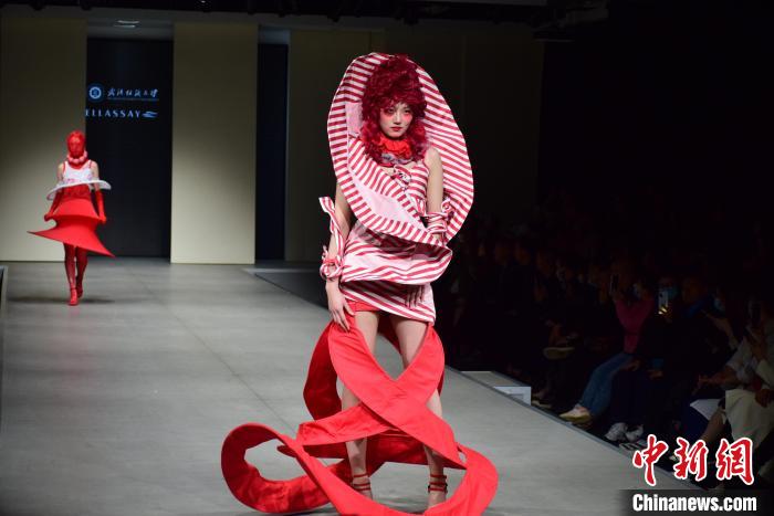 时装秀展示员工毕业作品 马芙蓉 摄
